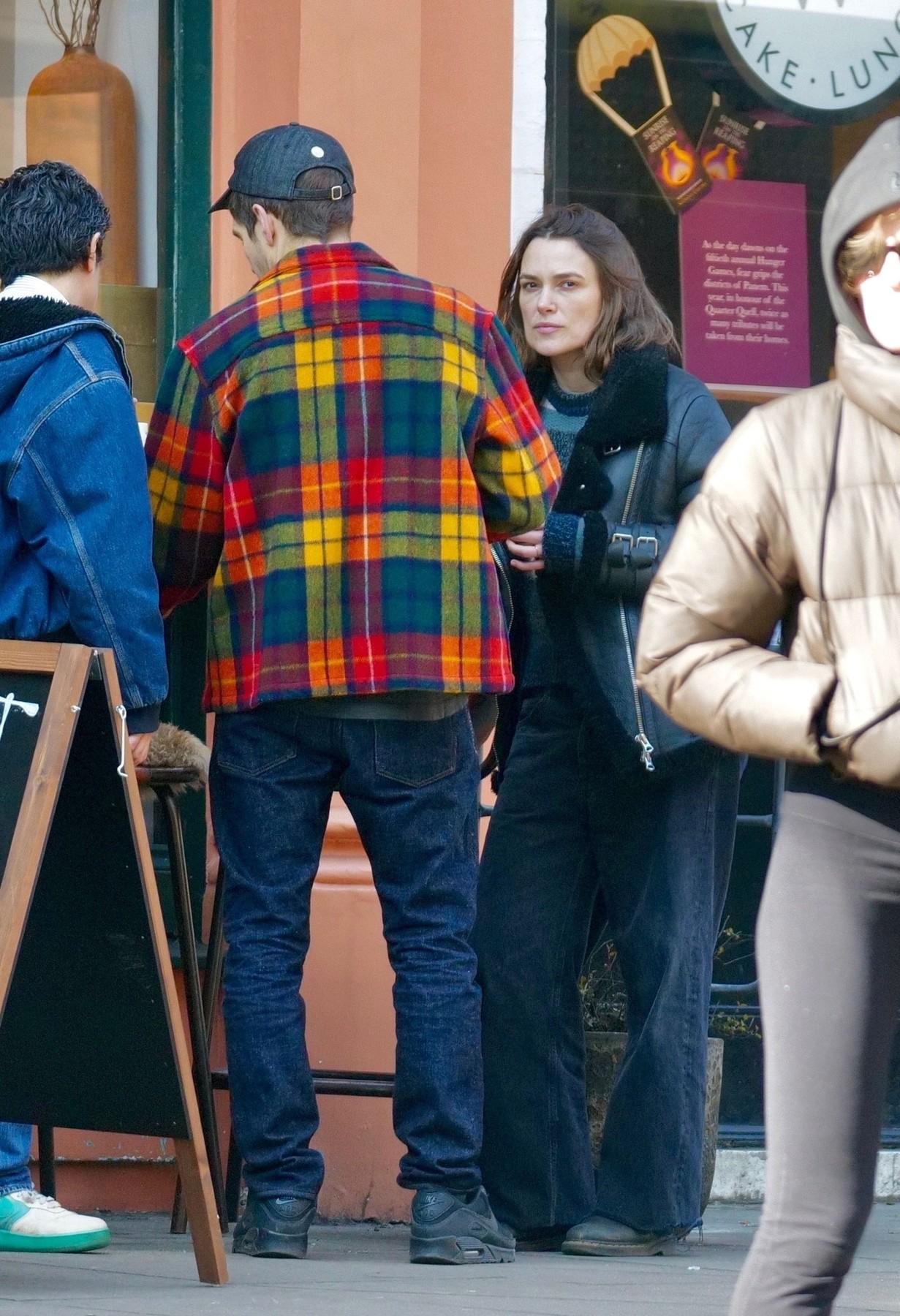 keira knigthley imbracata casual si nemachiata, surprinsa de paparazzi la cafea