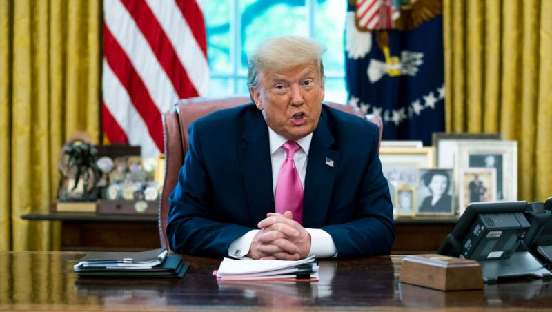 donald trump vorbeste la biroul oval de la casa alba