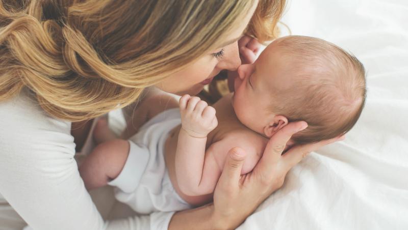 mama cu bebelus nou nascut in brate