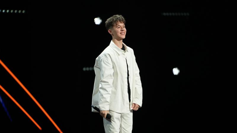 Un tânăr de 15 ani, cântăreț, actor şi înotător, cucereşte duminică juriul X Factor. Delia: „A fost ireal!”