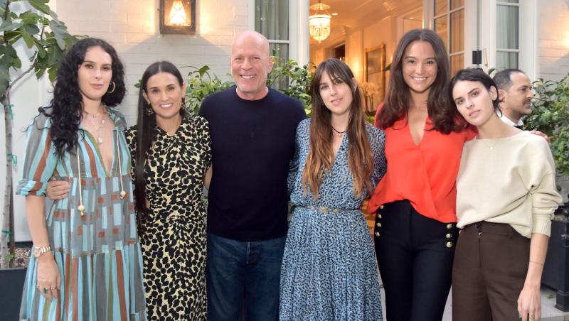 Imagini emoționante cu Bruce Willis la 70 de ani. Bolnav de demență, actorul a fost sărbătorit de familie - FOTO