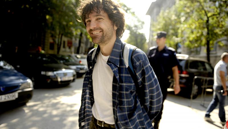 Cum arăta Nicușor Dan în tinerețe. Părul lung, cu breton și creț a stârnit reacții în online