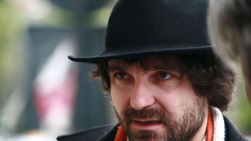 Cum arăta Nicușor Dan în tinerețe. Părul lung, cu breton și creț a stârnit reacții în online