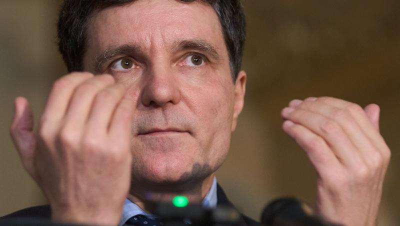 Cum arăta Nicușor Dan în tinerețe. Părul lung, cu breton și creț a stârnit reacții în online