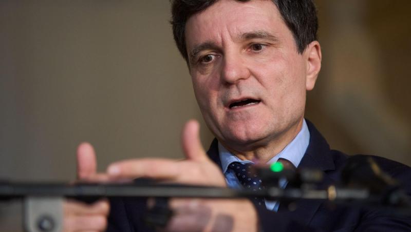 Cum arăta Nicușor Dan în tinerețe. Părul lung, cu breton și creț a stârnit reacții în online