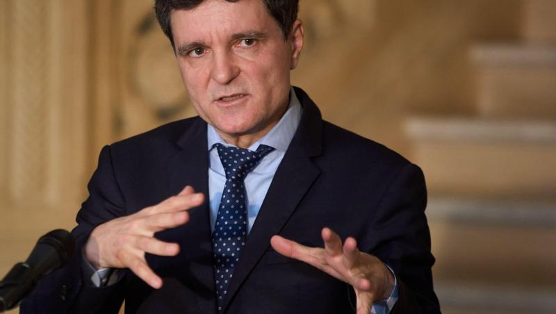 Cum arăta Nicușor Dan în tinerețe. Părul lung, cu breton și creț a stârnit reacții în online