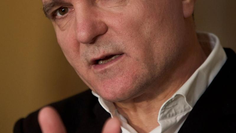 Cum arăta Nicușor Dan în tinerețe. Părul lung, cu breton și creț a stârnit reacții în online