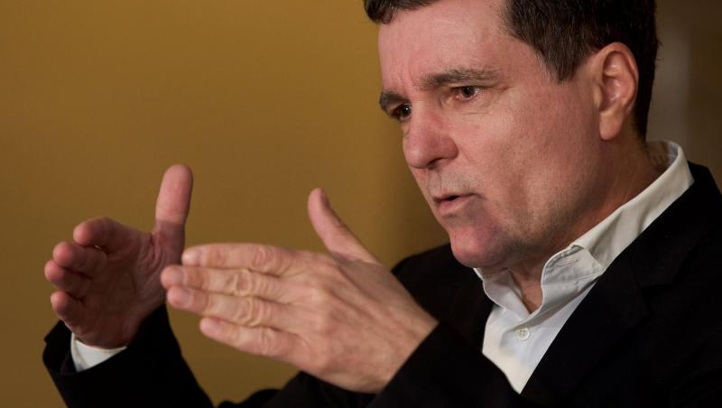 Cum arăta Nicușor Dan în tinerețe. Părul lung, cu breton și creț a stârnit reacții în online