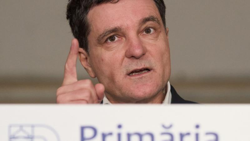 Cum arăta Nicușor Dan în tinerețe. Părul lung, cu breton și creț a stârnit reacții în online