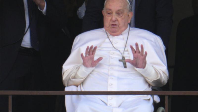 Papa Francis a fost externat. Cum arată Suveranul Pontif după o lună de spitalizare | FOTO