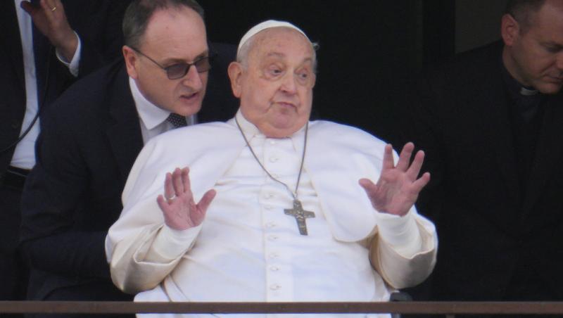 Papa Francis a fost externat. Cum arată Suveranul Pontif după o lună de spitalizare | FOTO