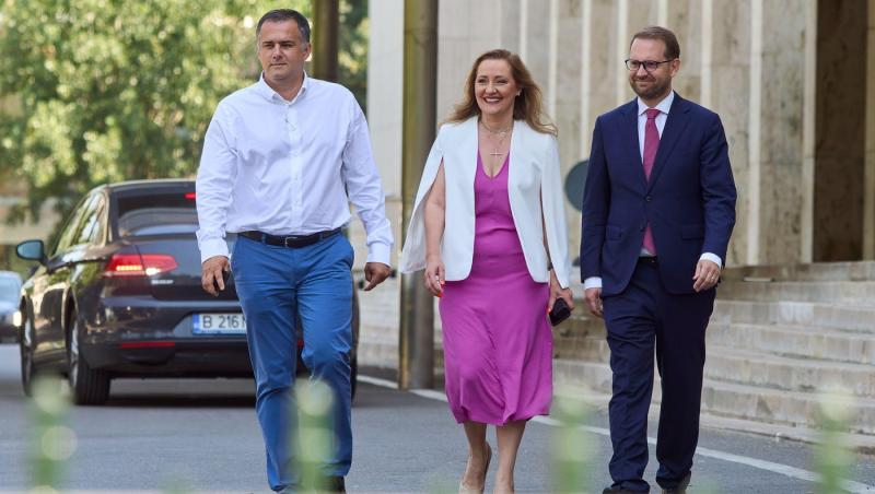 Cât costă cea mai scumpă rochie din garderoba Elenei Lasconi. Cea mai ieftină nu depășește 40 de lei