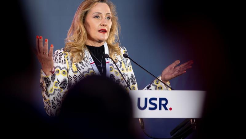 Cât costă cea mai scumpă rochie din garderoba Elenei Lasconi. Cea mai ieftină nu depășește 40 de lei