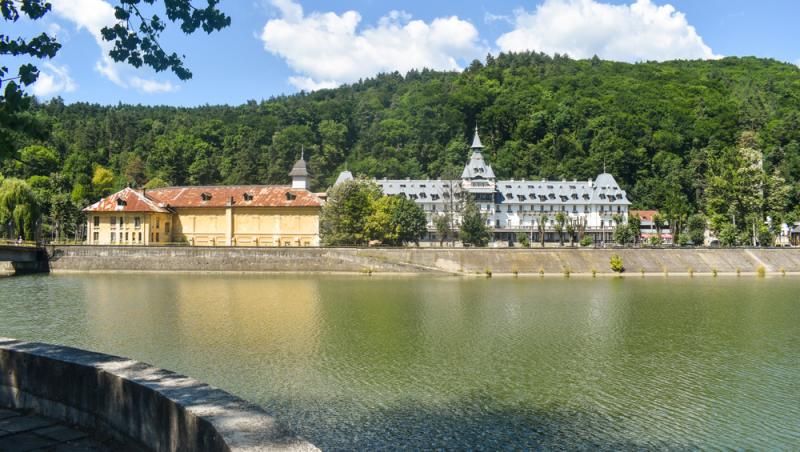 Cât costă tratamentele la stațiunile balneoclimaterice preferate de români. Prețul îi sperie pe mulți