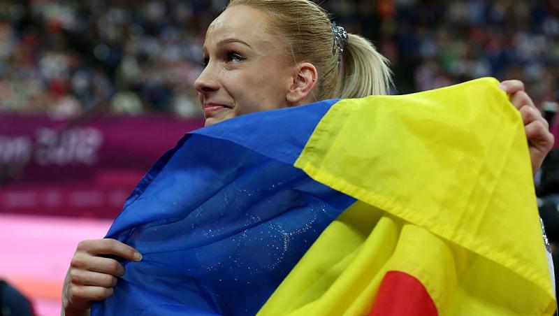 sandra izbașa cu steagul româniei la olimpiadă