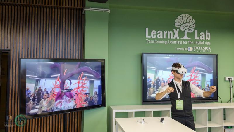 Un bărbat care încearcă experiența LearnX Lab