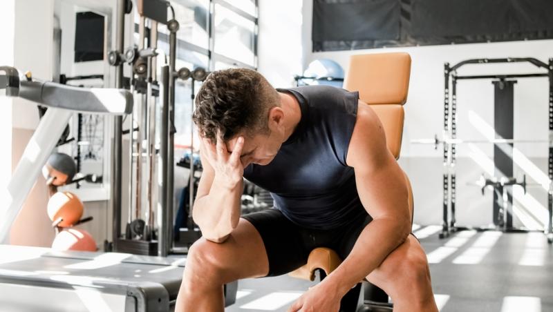 barbat suparat la sala