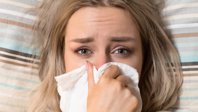femeie care isi sufla nasul
