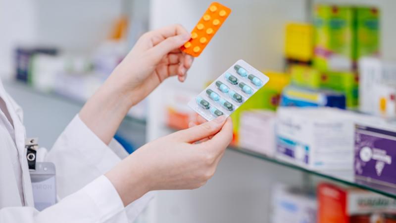 farmacista cu folii de pastile in mana