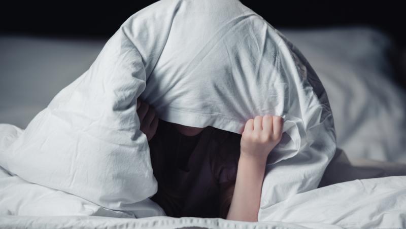 Descoperirea făcută de o dădacă sub patul copilului de care avea grijă. Ce a găsit după ce micuțul s-a plâns că vede „un monstru”