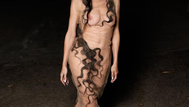 Premiile Oscar 2025. Julia Fox, aproape dezbrăcată pe covorul roșu. Cum arată ținuta ei inspirată din personajul biblic Eva