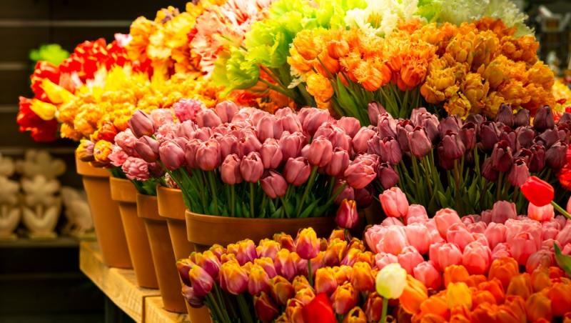 Record de vânzări la flori. Românii au cheltuit zeci de milioane de euro la început de luna martie. Ce buchete au preferat