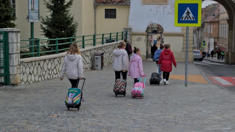 Cât costă, de fapt, învățământul gratuit din România. Părinții trebuie să dispună de un buget uriaș