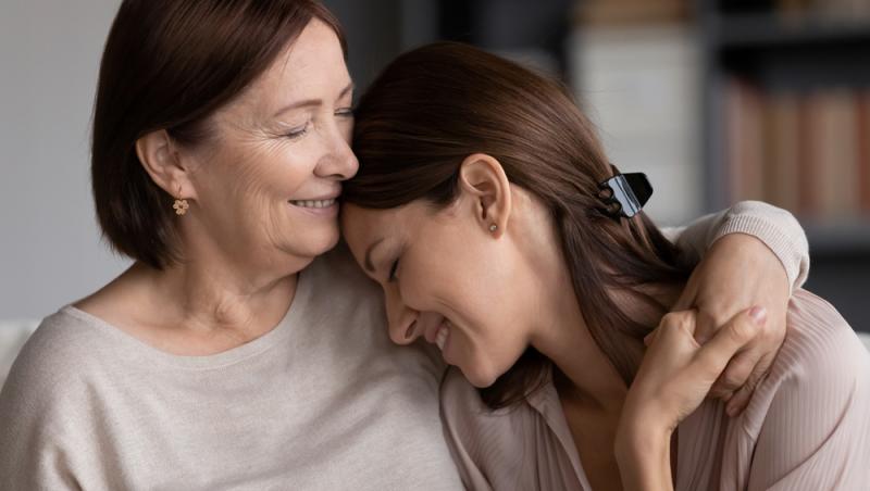 Relația cu mama, influențată de zodia în care te-ai născut. Ce impact are Luna asupra acestei legături