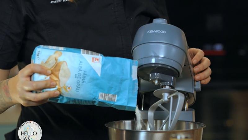 Cea mai bună rețetă de papanași cu dulceață de măceșe, pregătită de Chef Roxana Blenche la Hello Chef. Cum se pregătește