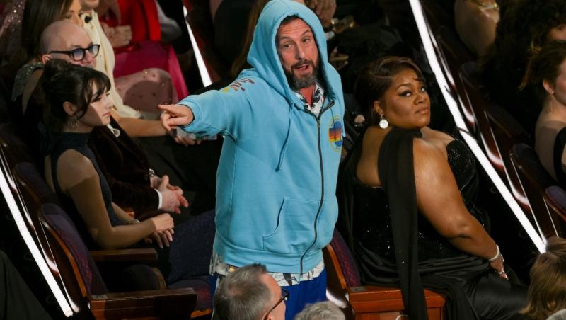 Premiile Oscar 2025. Adam Sandler a apărut îmbrăcat într-un hanorac. Ce i-a transmis lui Timothee Chalamet