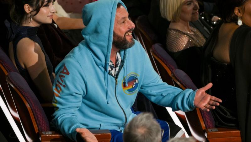 Premiile Oscar 2025. Adam Sandler a apărut îmbrăcat într-un hanorac. Ce i-a transmis lui Timothee Chalamet