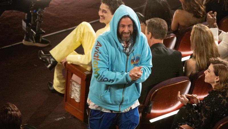 Premiile Oscar 2025. Adam Sandler a apărut îmbrăcat într-un hanorac. Ce i-a transmis lui Timothee Chalamet