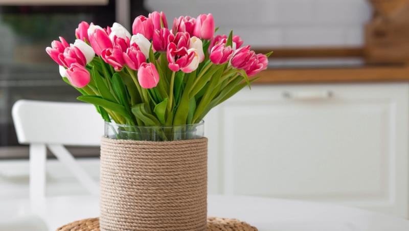 Lalelele, unele dintre cele mai populare flori de primăvară. Ce semnificație au în funcție de culoare