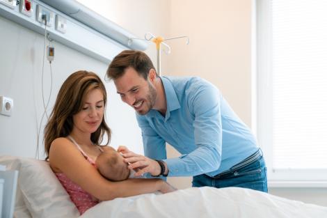 Un bebeluș s-a născut cu o ureche pe obraz. De ce boală suferă micuțul și cum au reacționat părinții când l-au văzut