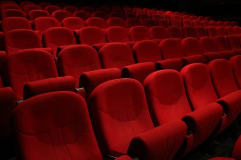 De ce sunt roșii scaunele din sălile de teatru, de spectacole și de cinema. Ce au explicat specialiștii