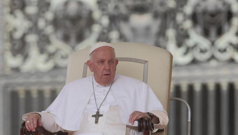 Papa Francisc reacţionează bine la tratamentul împotriva pneumoniei. Starea de sănătate prezintă o „ameliorare uşoară, treptată”