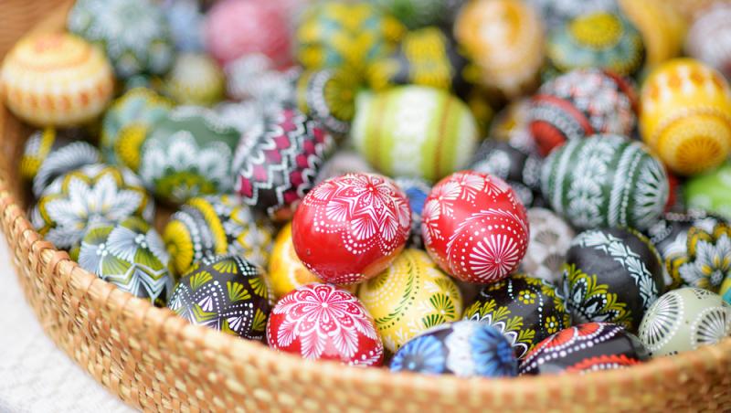 Cât costă 10 ouă vopsite cu o săptămână înainte de Paște. Termenul de valabilitate a ridicat semne de întrebare
