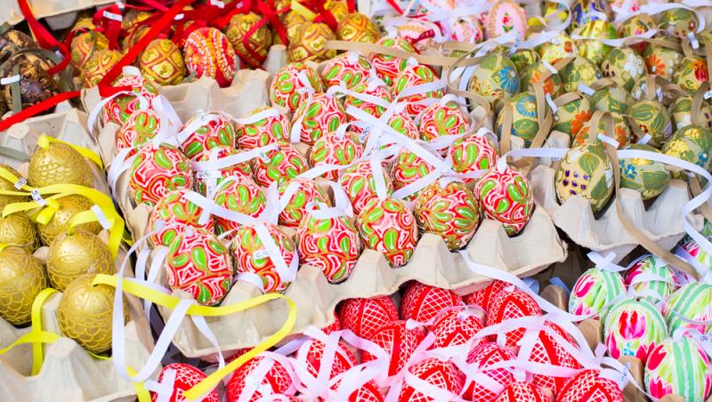 Cât costă 10 ouă vopsite cu o săptămână înainte de Paște. Termenul de valabilitate a ridicat semne de întrebare