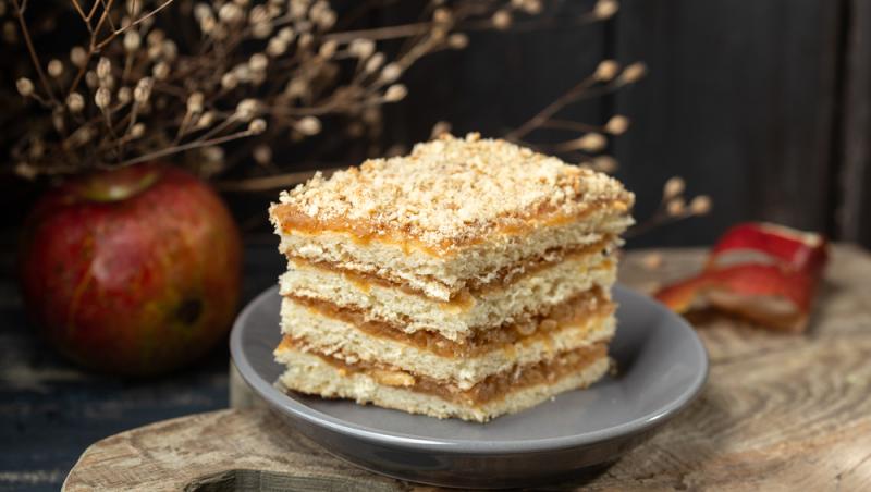 Prăjitură de post cu mere și biscuiți