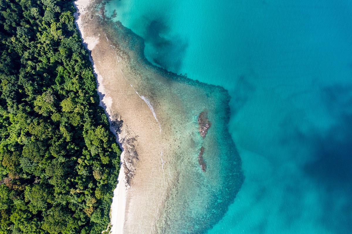 Insula Santinelei de Nord din India, din Oceanul Indian, unde trăiește un trib foarte izolat