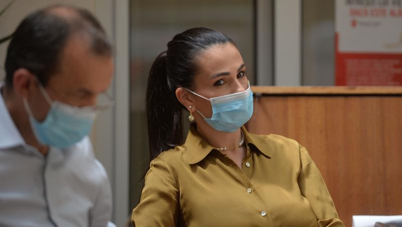 Anca Serea cu masca pe fata