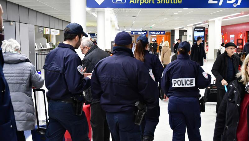 Cuplu escortat din avion la întoarcerea din vacanță. Care este motivul jenant: „I-au oprit pe toți cei care voiau să iasă”