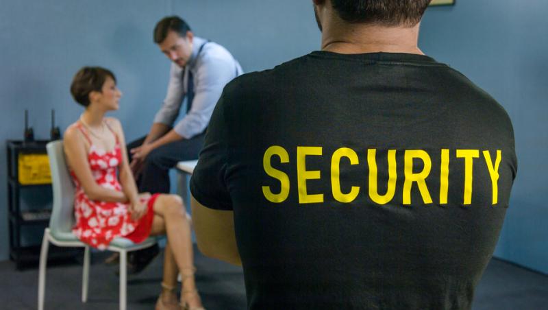 Cuplu escortat din avion la întoarcerea din vacanță. Care este motivul jenant: „I-au oprit pe toți cei care voiau să iasă”