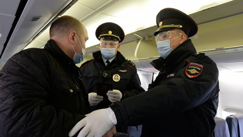 Cuplu escortat din avion la întoarcerea din vacanță. Care este motivul jenant: „I-au oprit pe toți cei care voiau să iasă”