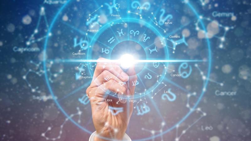 Semne zodiacale în cercul horoscopului astrologiei și mâna unui bărbat