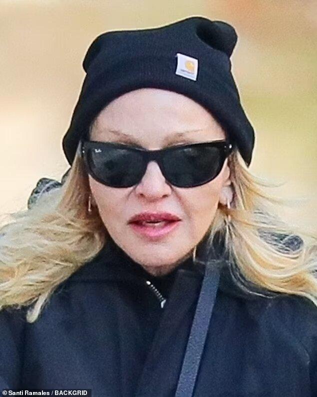 Madonna, cu ochelari de soare negri, căciulă în aceeași nuanță și o geacă asortată
