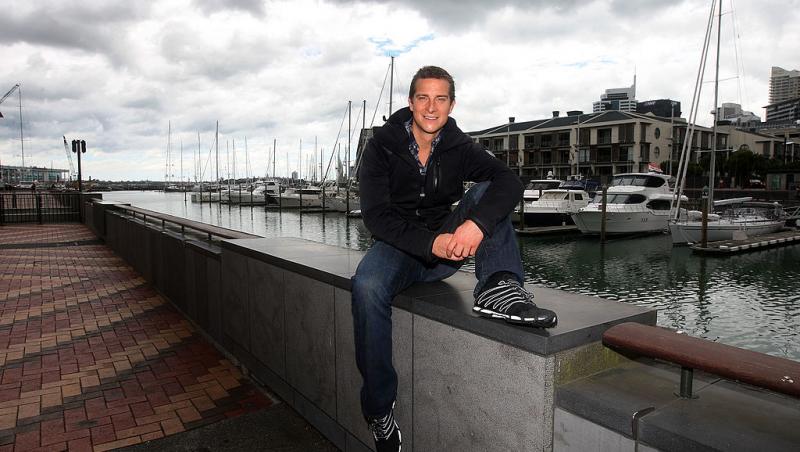 bear grylls sta pe marginea unui lac