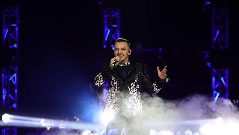 mihai traistariu in costum cu sclipici pe scena