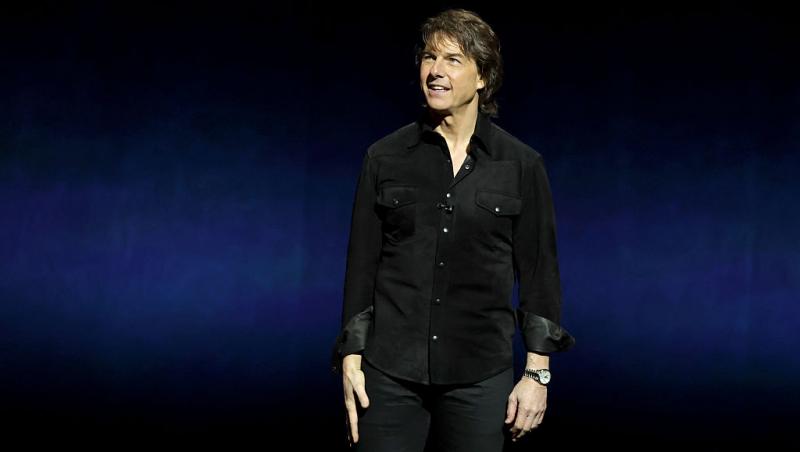 tom cruise imbracat in negru pe scena la cinemacon