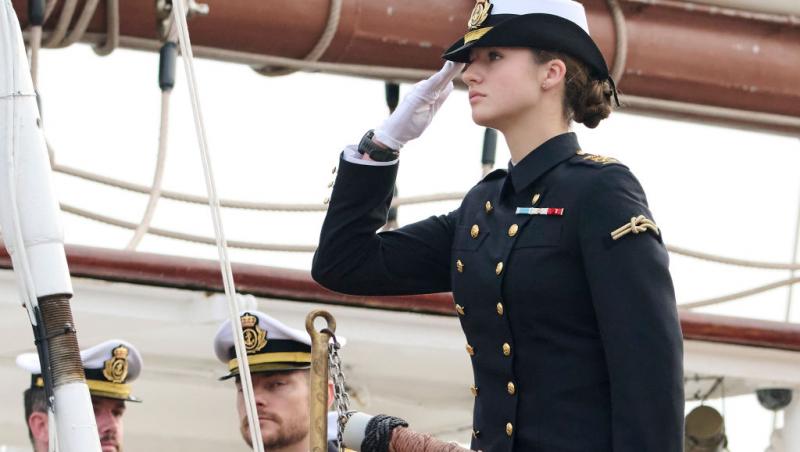 Leonor, îmbrăcată în uniformă navală, în timp ce face salutul militar